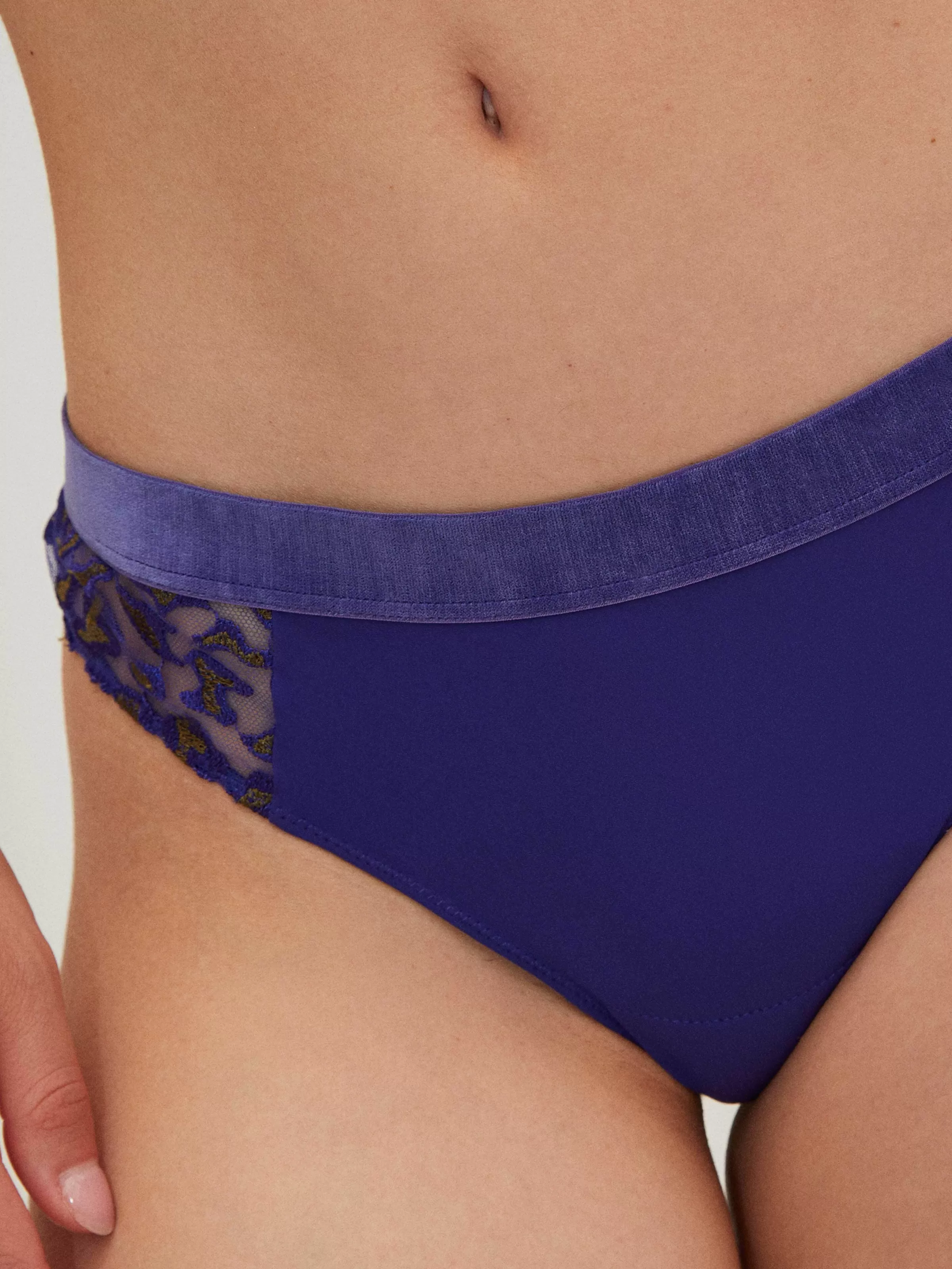 Darjeeling Onyx by Caroline Ida - String< Strings